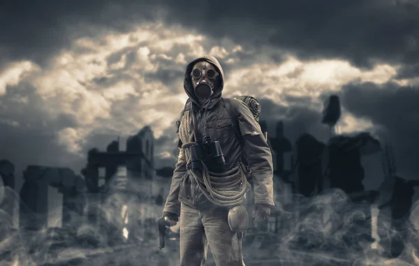 Post Apokalyptické Survivor Stojí Plynovou Masku Zbraň Zničené Město Toxické — Stock fotografie
