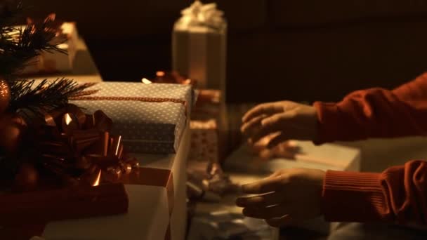 男孩在家里收到美丽的圣诞礼物 他拿着一个盒子 并试图猜测的礼物 — 图库视频影像