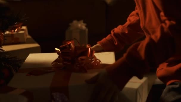 Милый Веселый Мальчик Открывает Подарки Дома Канун Рождества Получает Гарнитуру — стоковое видео
