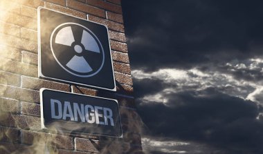 Radyoaktivite ve kimyasal tehlike sokak tabelası ile arka planda zehirli bulutlar: kirliliği ve tehlike kavram