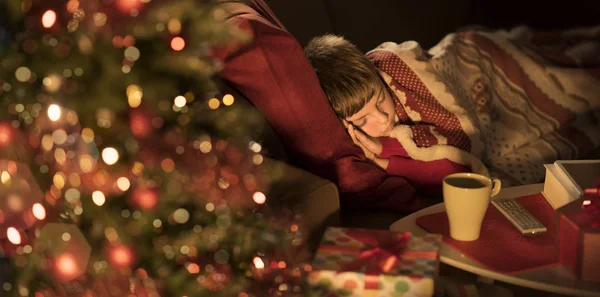 Söt Pojke Sov Vardagsrummet Bredvid Granen Och Väntar Santa Julafton — Stockfoto