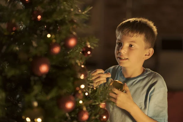 Fröhlicher Junge Schmückt Seinen Weihnachtsbaum Mit Roten Kugeln Urlaub Und — Stockfoto