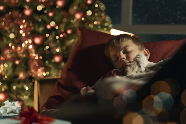 Netter Junge Schläft Wohnzimmer Neben Dem Weihnachtsbaum Und Wartet Heiligabend — Stockfoto