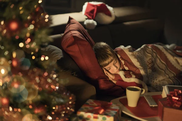 Menino Bonito Dormindo Sofá Lado Árvore Natal Ele Está Esperando — Fotografia de Stock