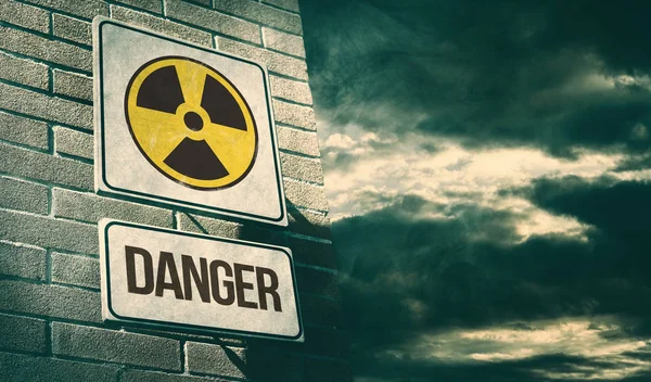 Радиоактивность Химическая Опасность Знак Улицы Токсичными Облаками Фоне Загрязнение Опасность — стоковое фото