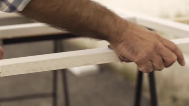 Timmerman Schuren Afwerken Van Een Houten Frame Handen Close Diy — Stockvideo