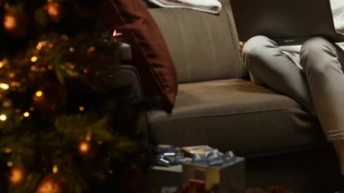 Mutlu anne ve çocuk Noel arifesinde onların laptop ile arama video, neşeli Noel aile online isteyen vardır