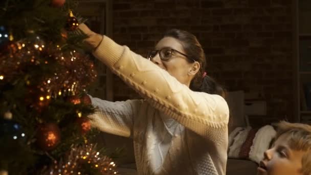 Mutlu Genç Anne Oğlu Birlikte Evde Bir Noel Ağacı Süsleme — Stok video