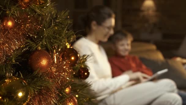 Šťastný Chlapec Jeho Matka Line Propojení Pomocí Digitální Tablet Vánoční — Stock video