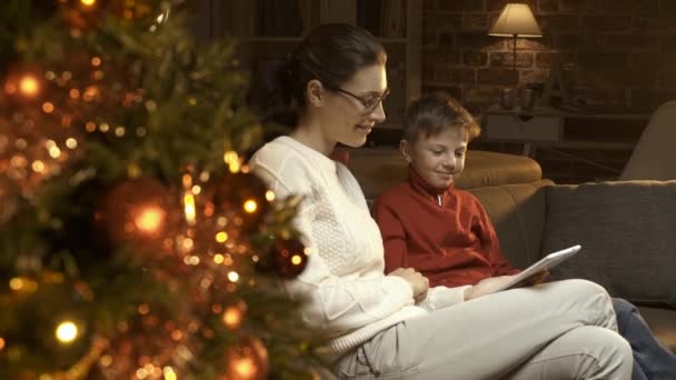 Happy Boy Sua Madre Connettono Online Utilizzando Tablet Digitale Albero — Video Stock