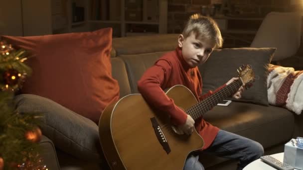 Schattige Jonge Jongen Zittend Bank Thuis Spelen Zijn Gitaar Muziek — Stockvideo