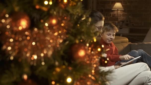 Happy Boy Sua Madre Connettono Online Utilizzando Tablet Digitale Albero — Video Stock