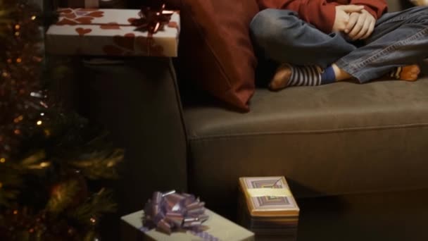 幸せな若い母親と息子でオンラインのクリスマス プレゼントを買ってホーム ラップトップおよびクレジット カードを使用して 休日やショッピングのコンセプト — ストック動画
