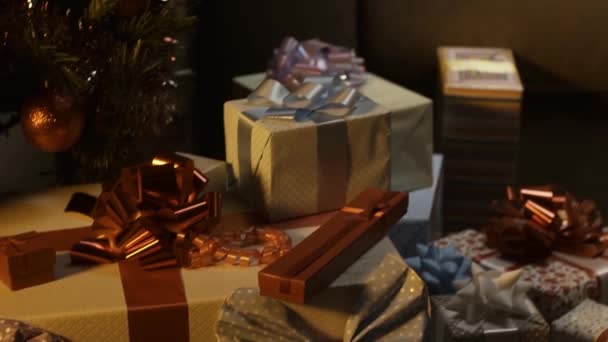 快乐的年轻母亲和儿子在家里用笔记本电脑和信用卡在网上买圣诞礼物 假期和购物概念 — 图库视频影像
