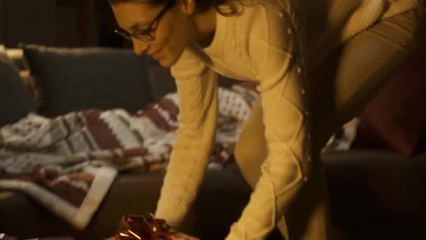 Mignon Garçon Endormant Sur Canapé Attendant Père Noël Mère Lui — Video