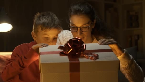 Happy Boy Sua Madre Aprono Bellissimo Regalo Natale Con Una — Video Stock