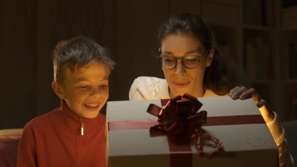 Niño Feliz Madre Abriendo Hermoso Regalo Navidad Con Una Sorpresa — Vídeos de Stock