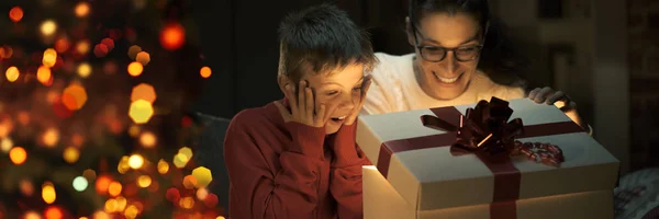 Fröhlicher Junge Und Seine Mutter Öffnen Ein Tolles Weihnachtsgeschenk Mit — Stockfoto