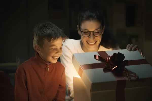 Fröhlicher Junge Und Seine Mutter Öffnen Ein Tolles Weihnachtsgeschenk Mit — Stockfoto