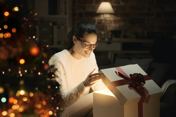 Lycklig Kvinna Öppna Magisk Glänsande Julklapp Hemma Julgran Förgrunden — Stockfoto