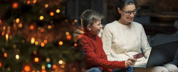 Mãe Filho Feliz Fazendo Compras Line Para Presentes Natal Casa — Fotografia de Stock