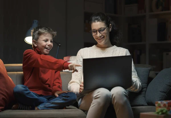 快乐的母子在家里一起放松 他们坐在沙发上 在笔记本电脑上看电影 — 图库照片