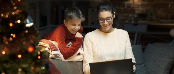 Menino Feliz Sua Mãe Conectando Com Laptop Desfrutando Juntos Casa — Fotografia de Stock