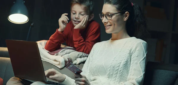 Mutlu Anne Oğlu Birlikte Bir Dizüstü Bilgisayar Kullanarak Online Alışveriş — Stok fotoğraf