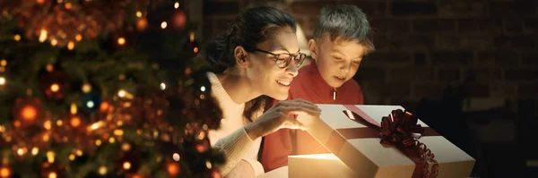 Glücklicher Junge Und Seine Mutter Beim Öffnen Eines Zauberhaften Weihnachtsgeschenks — Stockfoto