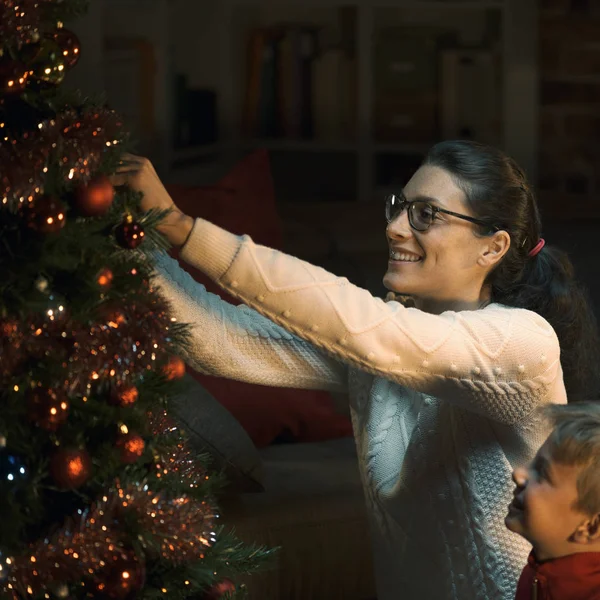 Feliz Madre Hijo Decorando Árbol Navidad Juntos Están Colgando Adornos — Foto de Stock