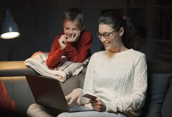 Szczęśliwa Matka Syn Robi Zakupy Online Pomocą Laptopa Trzyma Karty — Zdjęcie stockowe