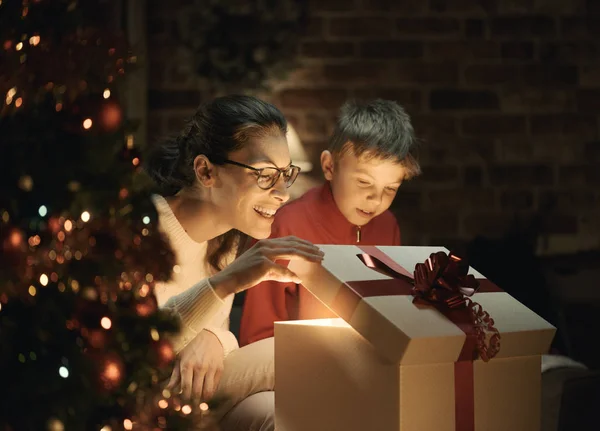 Glücklicher Junge Und Seine Mutter Beim Öffnen Eines Zauberhaften Weihnachtsgeschenks — Stockfoto