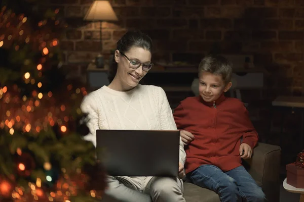 Gelukkige Jongen Zijn Moeder Met Een Laptop Aansluiten Genieten Van — Stockfoto