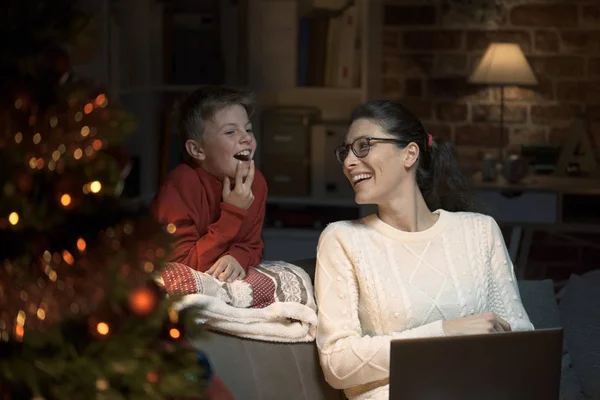 幸せな少年と母親のノート パソコンと接続し リビング ルーム フォア グラウンドでクリスマス ツリーの自宅で一緒に楽しんで — ストック写真