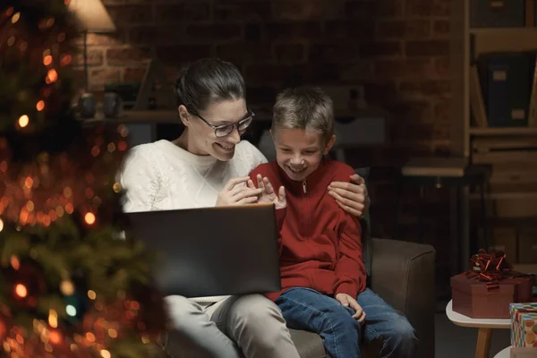 Glückliche Mutter Und Junge Verbinden Sich Mit Ihrem Laptop Und — Stockfoto