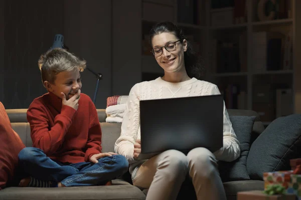 Mère Fils Heureux Détendre Ensemble Maison Ils Sont Assis Sur — Photo