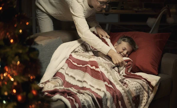 Cuidando Amorosa Madre Metiendo Hijo Está Durmiendo Sofá Víspera Navidad —  Fotos de Stock