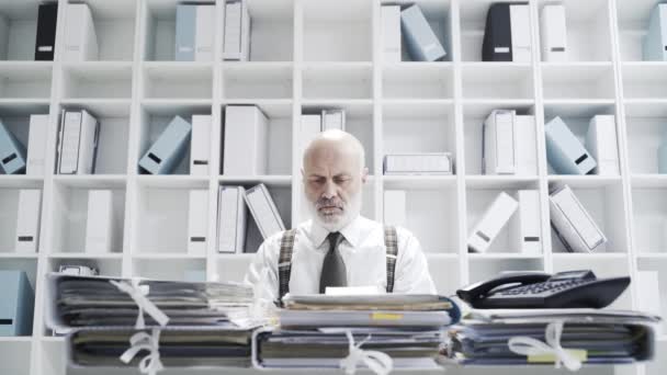 Ανώτερος Επιχειρηματία Που Κάθεται Στο Γραφείο Γραφείο Είναι Πτυσσόμενα Και — Αρχείο Βίντεο