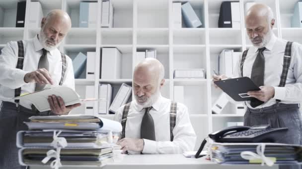 Homme Affaires Effectuant Plusieurs Tâches Bureau Même Temps Efficacité Travail — Video