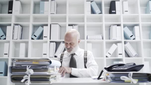 Homme Affaires Effectuant Plusieurs Tâches Bureau Même Temps Efficacité Travail — Video