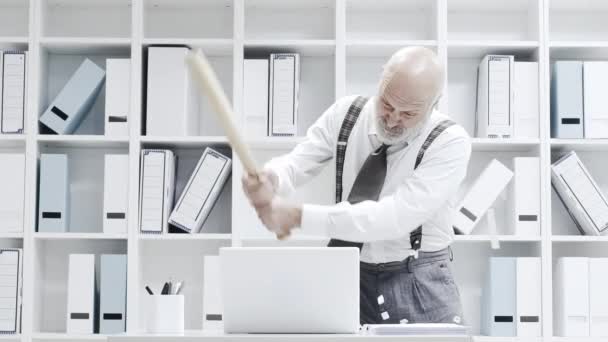 Empresário Louco Estressado Esmagando Seu Laptop Escritório Usando Taco Beisebol — Vídeo de Stock