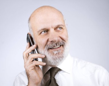 Onun smartphone ile arama ve gülümseyen mutlu olgun adam