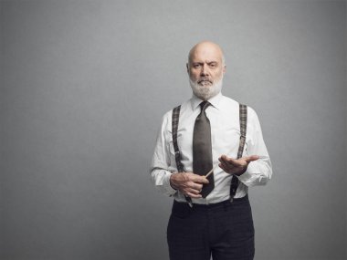 Poz ve bir sopa tutan emin ciddi akademik Profesör