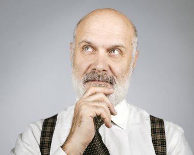 Chin üzerinde el ile o düşünme ve gülümseyerek poz dalgın komuta sizde