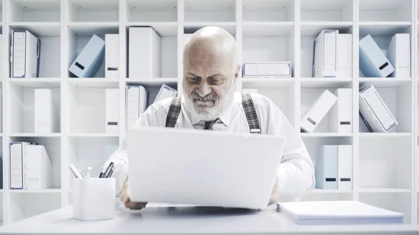 Злой Напряженный Зрелый Бизнесмен Ломает Свой Ноутбук Проблемы Компьютером — стоковое фото