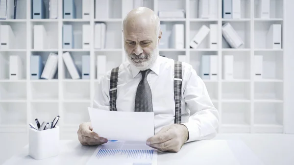 Профессиональный Старший Бизнесмен Работает Офисе Проверяет Документы Финансовые Отчеты — стоковое фото