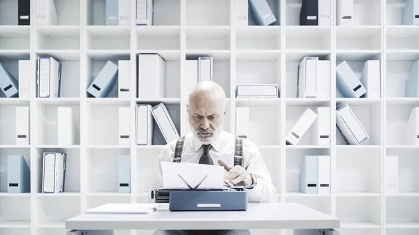 Старший Бизнесмен Журналист Работающий Офисе Сидит Столом Использует Пишущую Машинку — стоковое фото