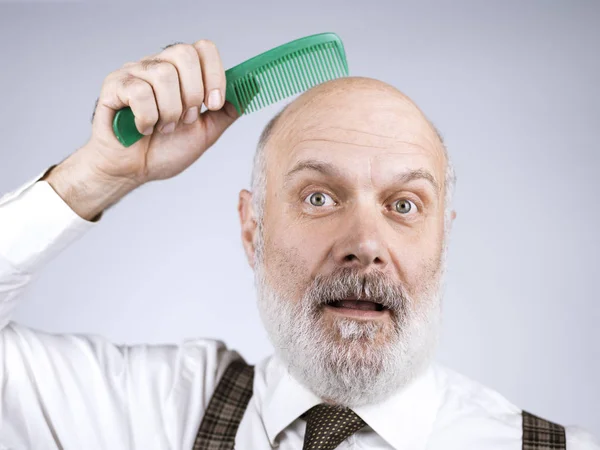 Divertido Hombre Calvo Mayor Peinándose Cabeza Sonriendo Cámara —  Fotos de Stock