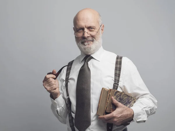 Lachende Senior Academische Professor Roken Van Een Pijp Poseren — Stockfoto