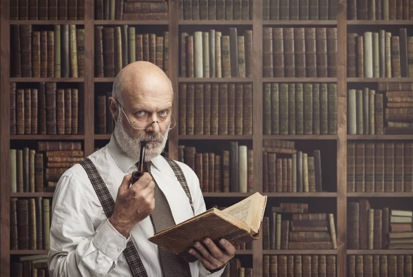 Senior Academische Professor Lezen Van Een Oud Boek Bibliotheek Kennis — Stockfoto